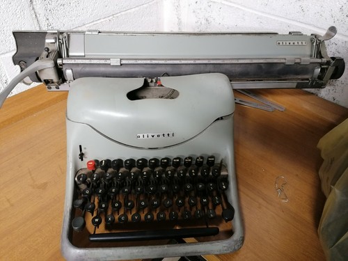 Macchina scrivere olivetti - da,
