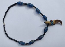 Collana etnica con perline in vetro e artiglio d'orso (?)