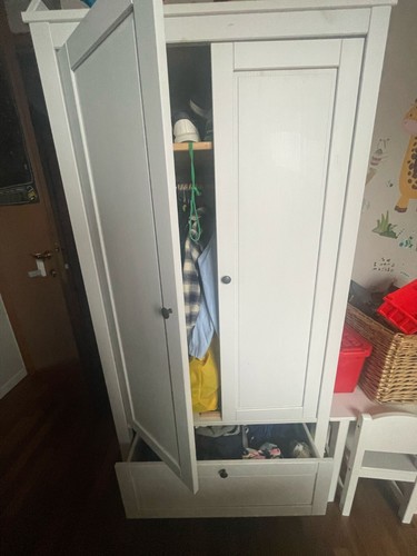 Guardaroba bianco per bambini