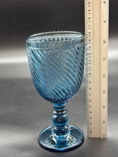 Bicchiere vino blu con - bicchiere,
