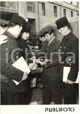 1954 NAPOLI - VIGILI DEL FUOCO mostrano lancia antincendio ai colleghi francesi