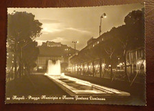Cartolina Napoli Piazza Municipio e Nuova Fontana Luminosa Viaggiata nel 1957