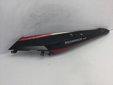 CARENA FIANCATA POSTERIORE SINISTRA CON 2 ALETTE ROTTE GILERA RUNNER SP 50 2007