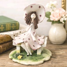 Cappello vestito rosa panchina