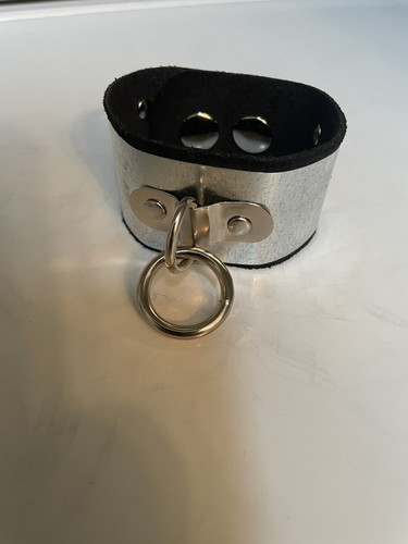 Bracciale bondage rivetto
