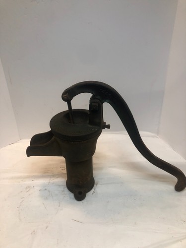 Antica pompa manuale acqua
