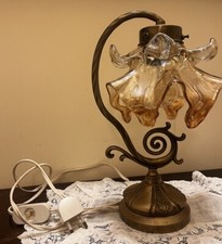 Antica lampada da tavolo in