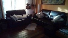Due divani in pelle nera, uno prontoletto matrimoniale, ottime condizioni