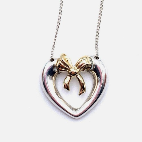 Collana con ciondolo fiocco