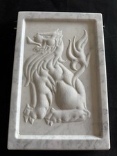 Stemma leone araldico seduto in marmo di Carrara