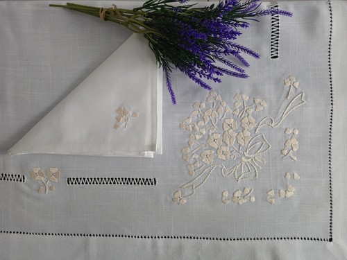 Elegante tovaglia ricamata - ricamata, a