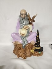 Statua statuina ceramica mago Merlino vintage con falco e sfera di cristallo - lavanda