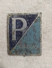 VESPA TARGHETTA PIAGGIO  STEMMA SCUDO ANTERIORE PER VESPA FARO BASSO /STRUZZO 