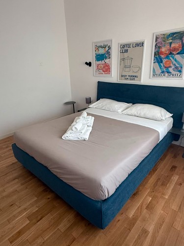 Letto matrimoniale moderno con