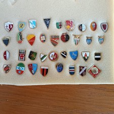 Lotto 35 distintivi metallici