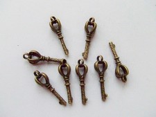8pz charms ciondolo CHIAVE  colore bronzo 27x9mm 