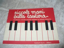 MUSICAL SCORE SMALL HANDS ON