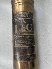 Vecchio estintore in ottone. 