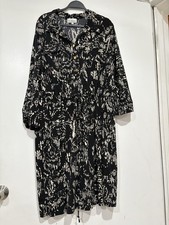 Abito bianco e nero con coulisse in vita