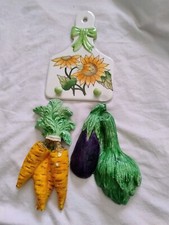 Vintage set di  tre ceramiche dipinte a mano motivi  fiori e verdure per cucina