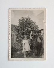 Mère tient main fille jardin flou double exposition - Photo ancienne snapshot