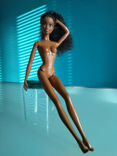 "MATTEL" Barbie "Magia delle Feste 2019", afroamericana, altezza 30 cm.