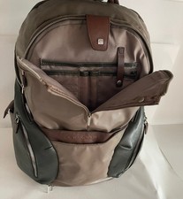 Stupendo zaino  Piquadro Coleos oragnizzato  e  leggero