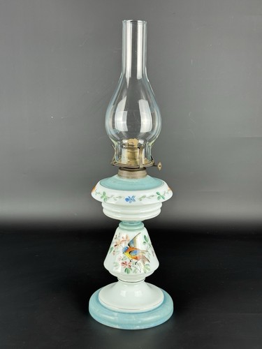 Antica lampada petrolio in - a,