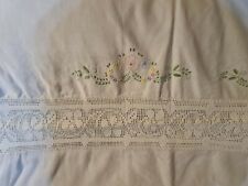 copriletto singolo puro lino con intarsi ad uncinetto e ricami eseguiti a mano