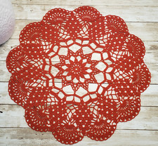 Centrino nuovo all'uncinetto a