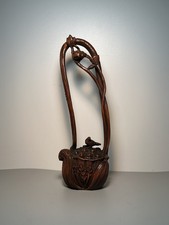 Statua in vaso da collezione intaglio in legno e trasporto continuo di una trave