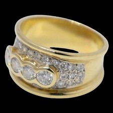 Anello con ricco diamante incastonato