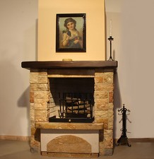 CAMINETTO PER TAVERNA IN REFRATTARIO CON RIVESTIMENTO IN PIETRA SCALPELLATA