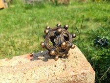 Dodecaedro romano ispirato - 80 mm - stampato in 3D - effetto bronzo - anglo-forgia 