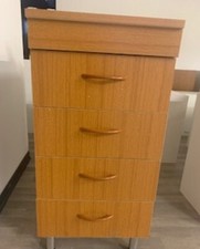 Piccola cassettiera di legno