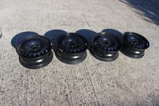 4 Cerchi in ferro da 15 pollici per VOLKSWAGEN GOLF con copricerchi nuovi.