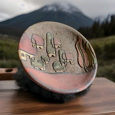 Piatto Decorativo in Terracotta Artigianale – Motivo Figure Stilizzate Etniche