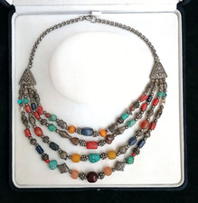 ANTICA BELLISSIMA COLLANA IN ARGENTO E PIETRE VARIE, NEPAL, INIZIO XX SECOLO.