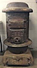 Antica stufa a legna rotonda