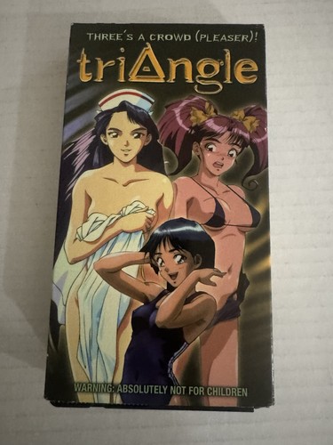 Triangle three crowd - three’s,