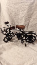 Bici in metallo nero con sedile e manubrio in legno arredo casa