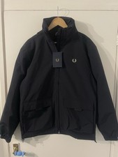 Giacca Fred Perry patch tasca zip passante blu navy media nuova con etichette