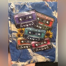 T-shirt cassette blu fatta a