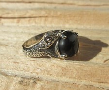 Ω Ring Schlange verschlingt