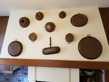 SERVIZIO PER CUCINA IN RAME VECCHIO E MARTELLATO  CASSERUOLE STAMPI PER DOLCI  L