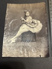 Teatro (?) foto 1880 c. “ballerina in tutu’ seduta con una rosa in mano.