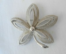 Spilla firmata TRIFARI foglia metallo argentato trifanium