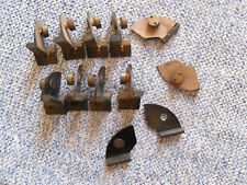 VECCHIE CERNIERE IN OTTONE E FERRO PER MOBILI VARI CON ANTE IN VETRO - DESTRE E 