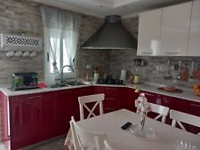 cucina moderna Del Tongo bordeaux e avorio con cappa in acciaio inox angolare 