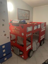 letto a castello a forma di camion dei pompieri